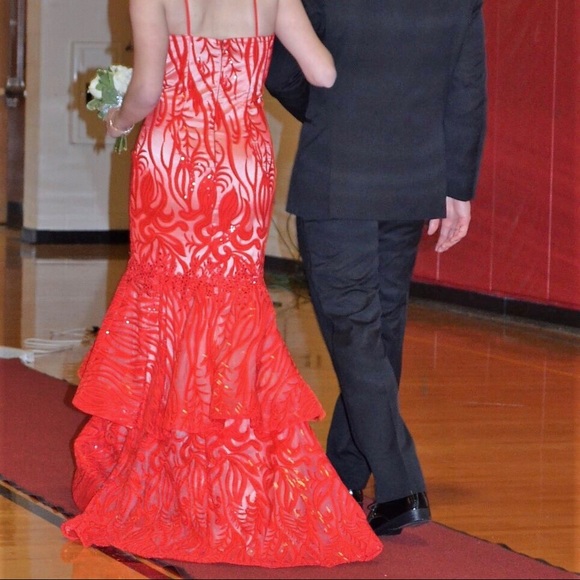 Dave and Johnny red prom dress - Picture 4 of 5